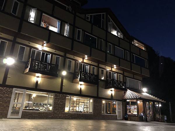 南投親子溫泉飯店 廬山雲鄉溫泉山莊 超大戶外溫泉池 小木屋內裝 親子溫泉飯店大推薦 薇琪 吉米の生活小札記 痞客邦