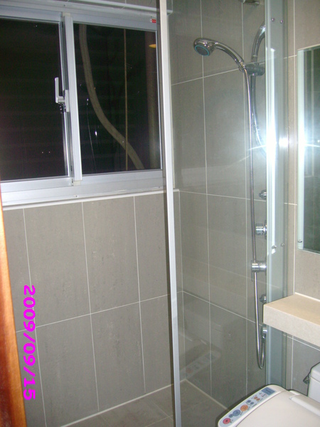 (980915)(交屋當天)這是小浴室...洗澡的風景很好..不用拉窗簾..有撒花蓮蓬頭和按摩水柱...