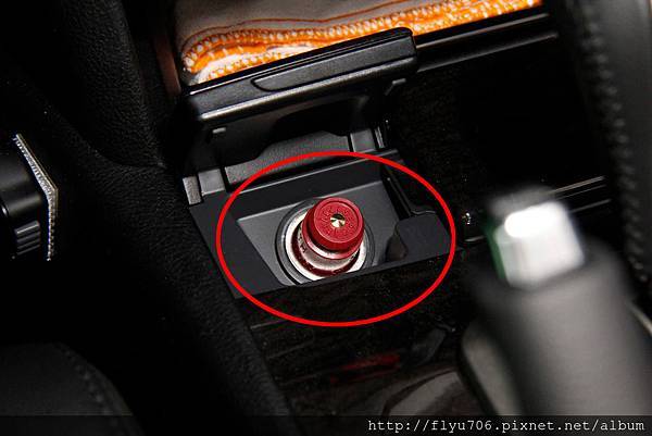 02-V1s 紅色電集棒插在點煙器插座上支援電腦快速換檔.jpeg
