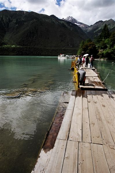 巴松措浮動的木橋.jpg