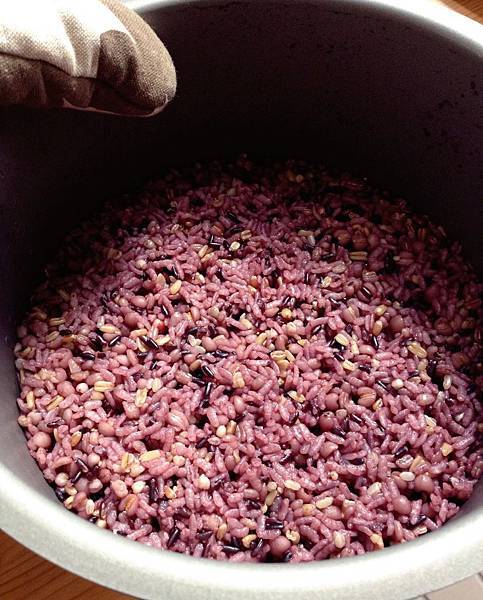 剛煮好熱騰騰的五穀紫米飯:)