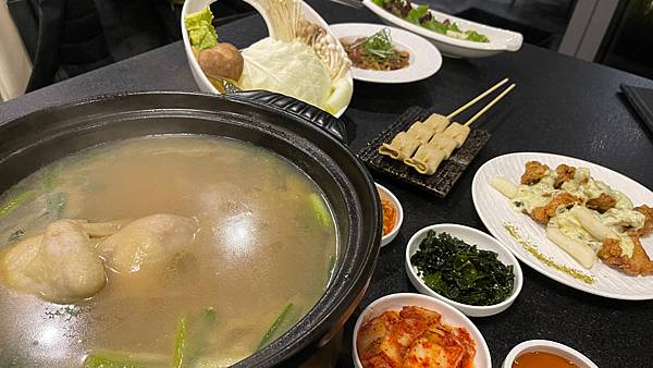 🍗【微風信義美食推薦】韓吃一隻雞：45天小雞鍋物，讓您品嚐地