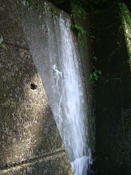 山壁流下來的山水 涼