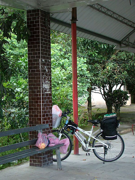 午後電陣雨 在土地公廟躲雨