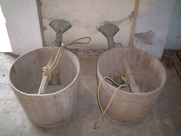 水桶與潠桶  水桶可以用來打水、汲水、儲水、挑水等用途。早期農田若溪流灌溉不及就必須打井取水；打井取水就必須用水桶取水使用，所以農家都有兩三個打水桶備用。早期用來打水的木桶是以松羅木片作牆和底、以竹篾為圈所圍成的圓桶，桶口加一隻橫槓，繫上一條繩子，即可下井汲水。可惜此種木桶留傳至今已少之又少了。  潠桶是以錏鉛鐵皮製成圓形的鉛桶，一邊有提把；提把以木條橫貫中央，繫上繩索，另一邊有鼻頂；鼻頂端為出水口，呈圓形佈滿細孔，水就由這些細孔噴出水滴，潠桶形式多種，大多數是兩隻為一擔，以扁擔挑之。《參考斗六市志》