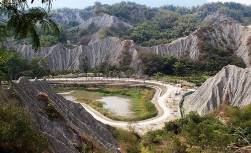 惡地體驗步道 將泥岩惡地框景出成一「心」形。.JPG