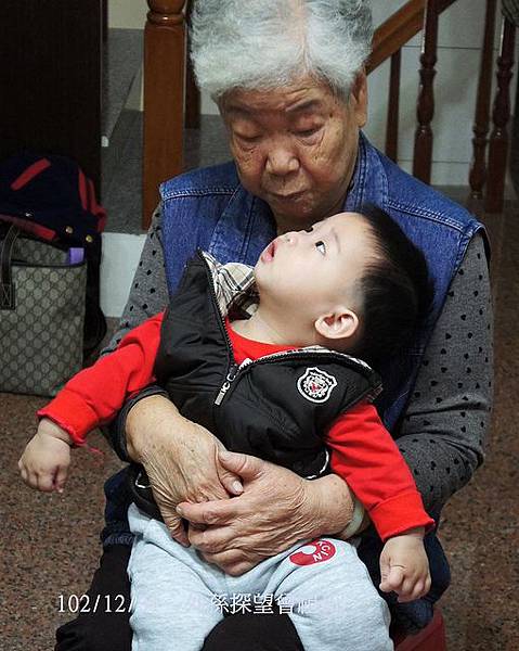 102/12/31  外孫探望曾祖母