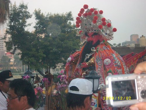 53主帥轎 今天重光陞座 ㄉ 溫府大王爺 轎班由 高市郭王會 所扛 郭王會ㄉ朋友 告訴我 很重 中午休息前 轎梗已經斷一隻了 現在是第二組ㄉ轎梗.jpg