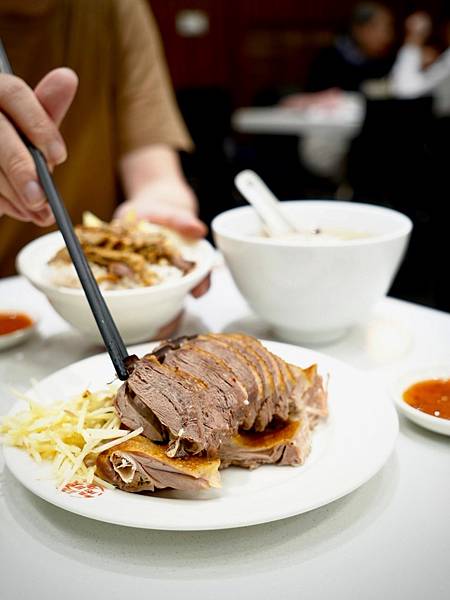 【高雄】新興區美食｜聰明鴨肉店｜飄香四十載的精緻鴨肉飯，日本