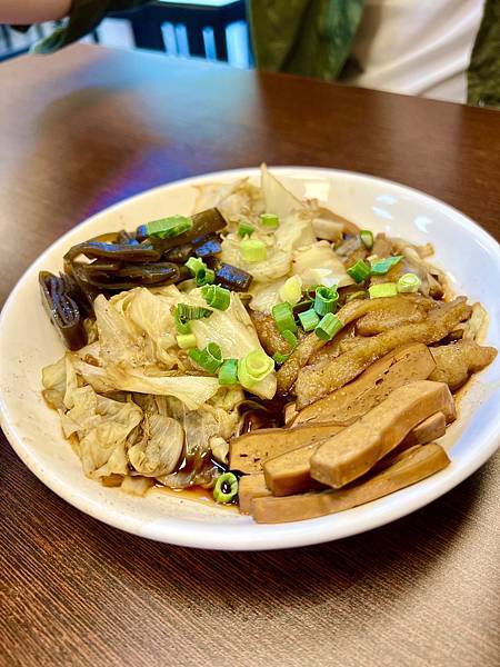 【台南】安平區美食｜洁茂牛肉麵｜台南安平老街必吃美食！肉量豐