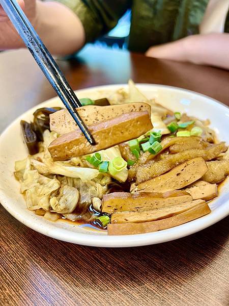 【台南】安平區美食｜洁茂牛肉麵｜台南安平老街必吃美食！肉量豐