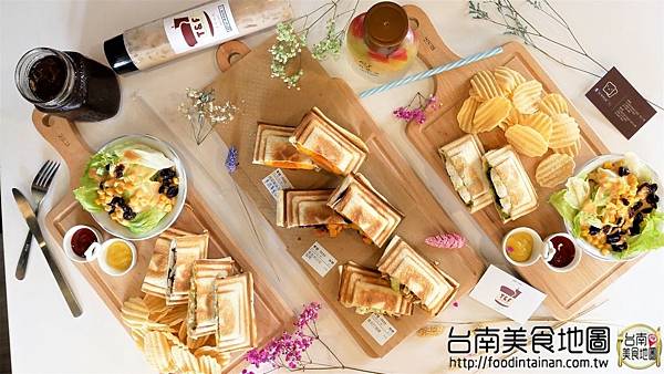【台南市-安平區美食】徜徉在乾燥花裡的熱壓吐司套餐『T&F手作吐司-安平店』！夢幻照片好好拍！還有應景的壁咚飲料！從早午餐吃到晚餐的好去處٩(๑´3｀๑)۶