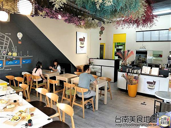 【台南市-安平區美食】徜徉在乾燥花裡的熱壓吐司套餐『T&F手作吐司-安平店』！夢幻照片好好拍！還有應景的壁咚飲料！從早午餐吃到晚餐的好去處٩(๑´3｀๑)۶