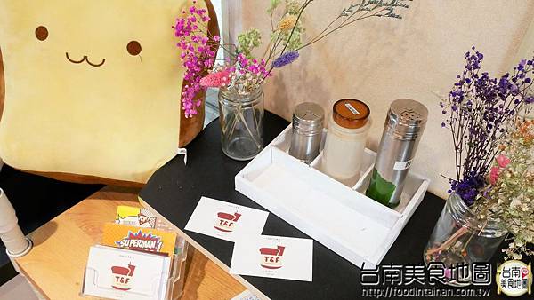 【台南市-安平區美食】徜徉在乾燥花裡的熱壓吐司套餐『T&F手作吐司-安平店』！夢幻照片好好拍！還有應景的壁咚飲料！從早午餐吃到晚餐的好去處٩(๑´3｀๑)۶