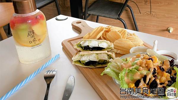 【台南市-安平區美食】徜徉在乾燥花裡的熱壓吐司套餐『T&F手作吐司-安平店』！夢幻照片好好拍！還有應景的壁咚飲料！從早午餐吃到晚餐的好去處٩(๑´3｀๑)۶