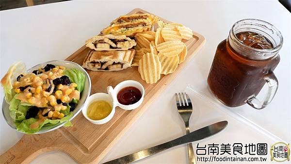 【台南市-安平區美食】徜徉在乾燥花裡的熱壓吐司套餐『T&F手作吐司-安平店』！夢幻照片好好拍！還有應景的壁咚飲料！從早午餐吃到晚餐的好去處٩(๑´3｀๑)۶