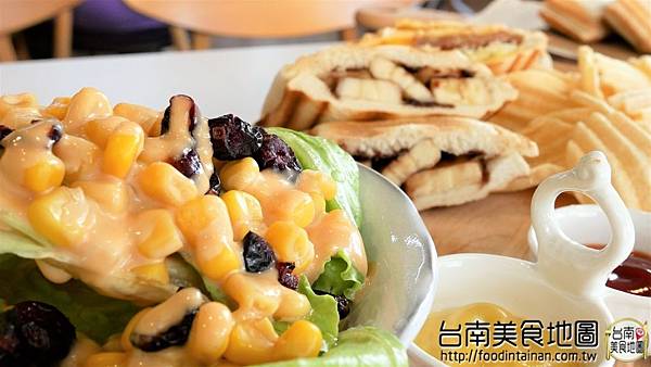 【台南市-安平區美食】徜徉在乾燥花裡的熱壓吐司套餐『T&F手作吐司-安平店』！夢幻照片好好拍！還有應景的壁咚飲料！從早午餐吃到晚餐的好去處٩(๑´3｀๑)۶