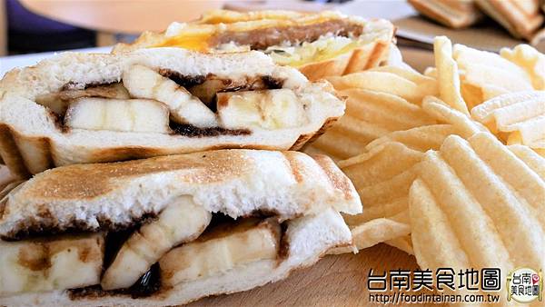 【台南市-安平區美食】徜徉在乾燥花裡的熱壓吐司套餐『T&F手作吐司-安平店』！夢幻照片好好拍！還有應景的壁咚飲料！從早午餐吃到晚餐的好去處٩(๑´3｀๑)۶