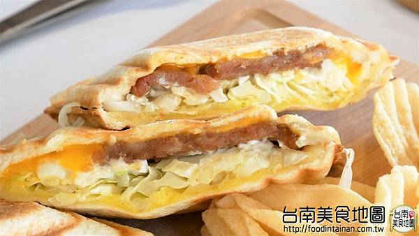 【台南市-安平區美食】徜徉在乾燥花裡的熱壓吐司套餐『T&F手作吐司-安平店』！夢幻照片好好拍！還有應景的壁咚飲料！從早午餐吃到晚餐的好去處٩(๑´3｀๑)۶