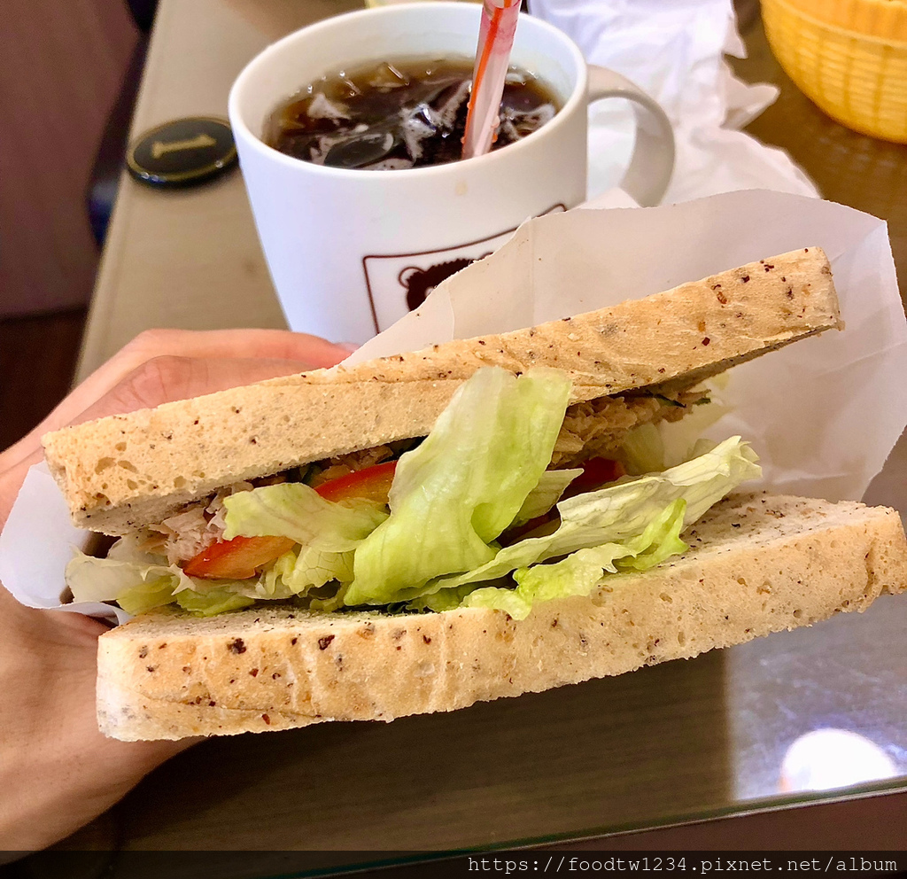 [台北早午餐]內湖區港墘站「萬伽香早餐店」超強大的蔬菜蛋餅/