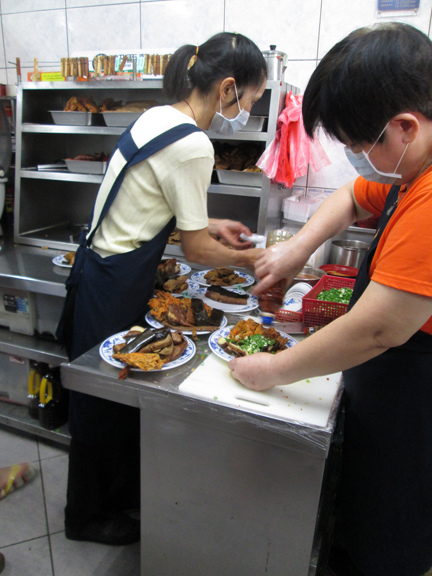 小菜部大姐的手也沒停過.JPG