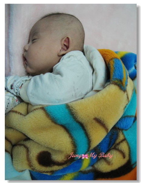 20091205-7 蓋著大姑姑送的毛毯，睡的好甜 ^ ^.jpg