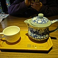 2.我的烏龍綠茶~說到這要小小抱怨一下~以前飲料隨餐附~現在還要加$30才有.JPG