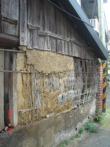 老房子的建材：牛糞+竹子