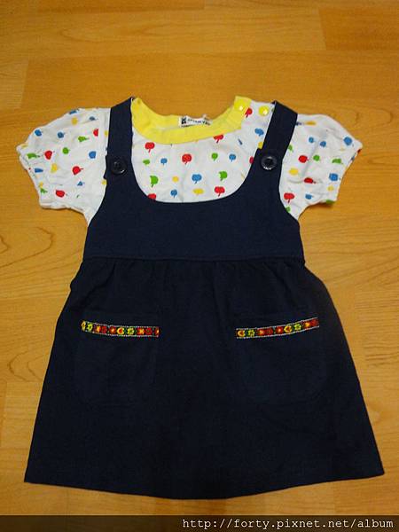 吳拔的店，2T。小舅舅的愛心，兩件式洋裝，可拆穿。但我覺得吊帶裙版型較小，最近就可以穿了，衣服很大，要等明年。