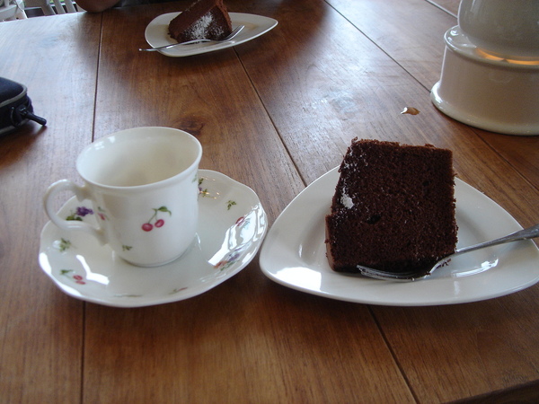 我喝熱的花果茶，還有老闆娘自己做的巧克力布朗尼蛋糕