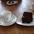 我喝熱的花果茶，還有老闆娘自己做的巧克力布朗尼蛋糕