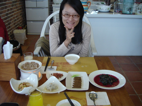 你看，整桌的早餐多美麗啊！