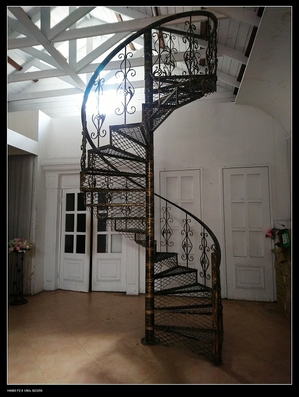 旋轉梯.jpg 旋轉梯.jpg