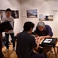 日本年輕攝影家輪流將自己的攝影作品集給視丘創辦人吳嘉寶進行 Portfolio Review 交流