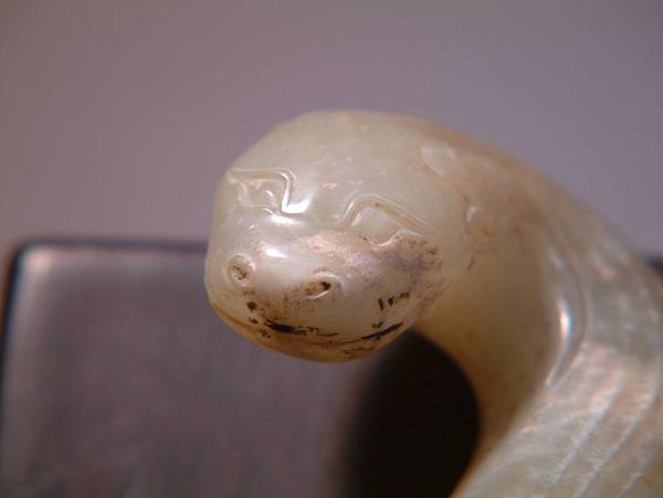 戰國青玉龍頭螭鳳紋帶勾 (10).jpg