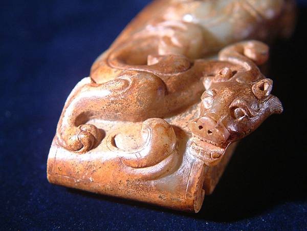 西漢青玉褐沁龍紋劍衛 (6).JPG 西漢青玉褐沁龍紋劍衛 (6).JPG