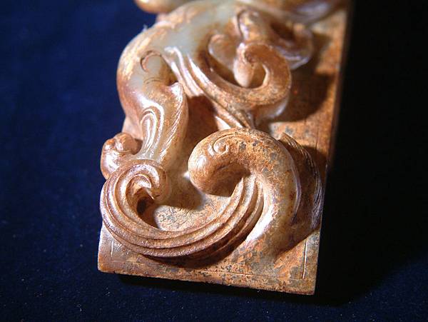 西漢青玉褐沁龍紋劍衛 (9).JPG 西漢青玉褐沁龍紋劍衛 (9).JPG