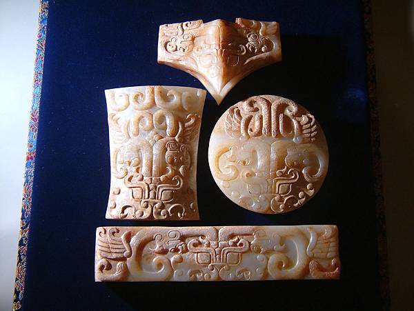 戰國白玉饕餮紋劍飾 (1).JPG 戰國白玉饕餮紋劍飾 (1).JPG