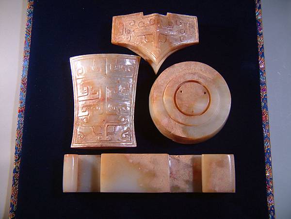 戰國白玉饕餮紋劍飾 (2).JPG 戰國白玉饕餮紋劍飾 (2).JPG