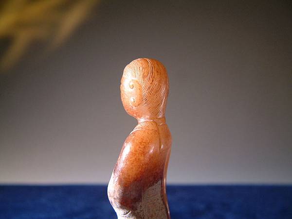 西漢白玉褐沁立式仕女 (6).JPG 西漢白玉褐沁立式仕女 (6).JPG