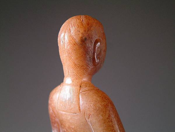 西漢白玉褐沁立式仕女 (8).JPG 西漢白玉褐沁立式仕女 (8).JPG