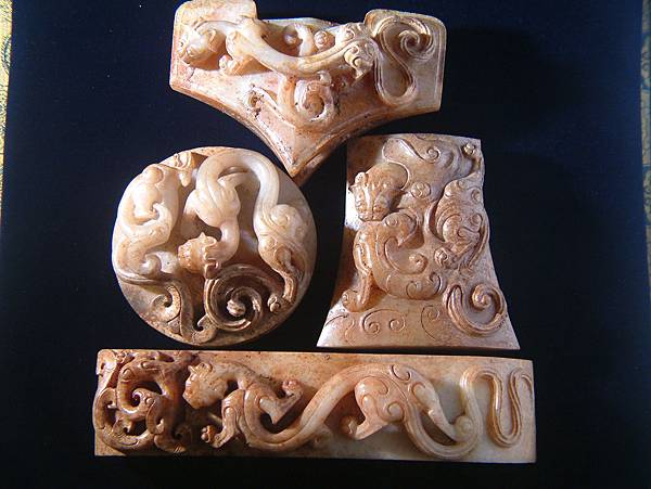 西漢白玉螭龍鳳紋劍飾.JPG 西漢白玉螭龍鳳紋劍飾.JPG