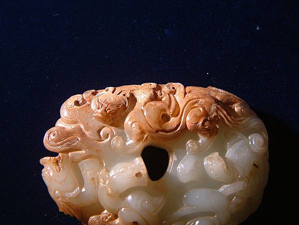 西漢青白玉四神獸韘形珮 (1).JPG 西漢青白玉四神獸韘形珮 (1).JPG