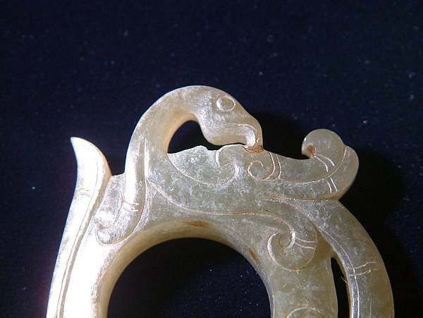 西漢青玉鳳紋韘形珮 (5).JPG 西漢青玉鳳紋韘形珮 (5).JPG