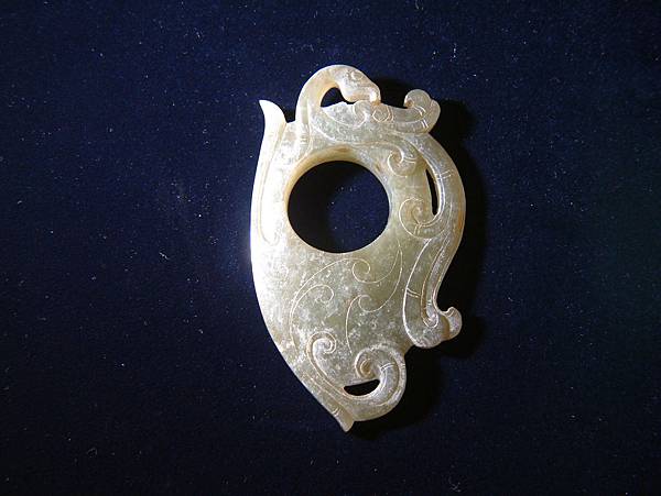 西漢青玉鳳紋韘形珮 (1).JPG 西漢青玉鳳紋韘形珮 (1).JPG