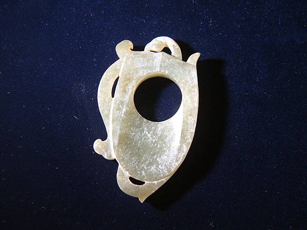 西漢青玉鳳紋韘形珮 (2).JPG 西漢青玉鳳紋韘形珮 (2).JPG