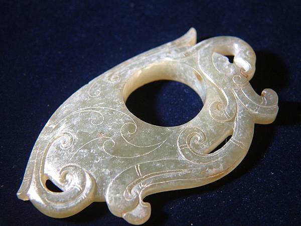 西漢青玉鳳紋韘形珮 (7).JPG 西漢青玉鳳紋韘形珮 (7).JPG