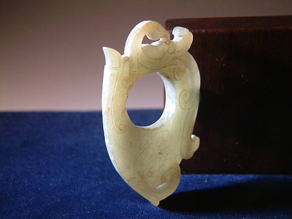 西漢青玉鳳紋韘形珮 (8).JPG 西漢青玉鳳紋韘形珮 (8).JPG