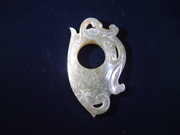 西漢青玉鳳紋韘形珮.JPG 西漢青玉鳳紋韘形珮.JPG