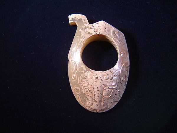 戰國青玉饕餮紋韘形珮二 (1).JPG 戰國青玉饕餮紋韘形珮二 (1).JPG